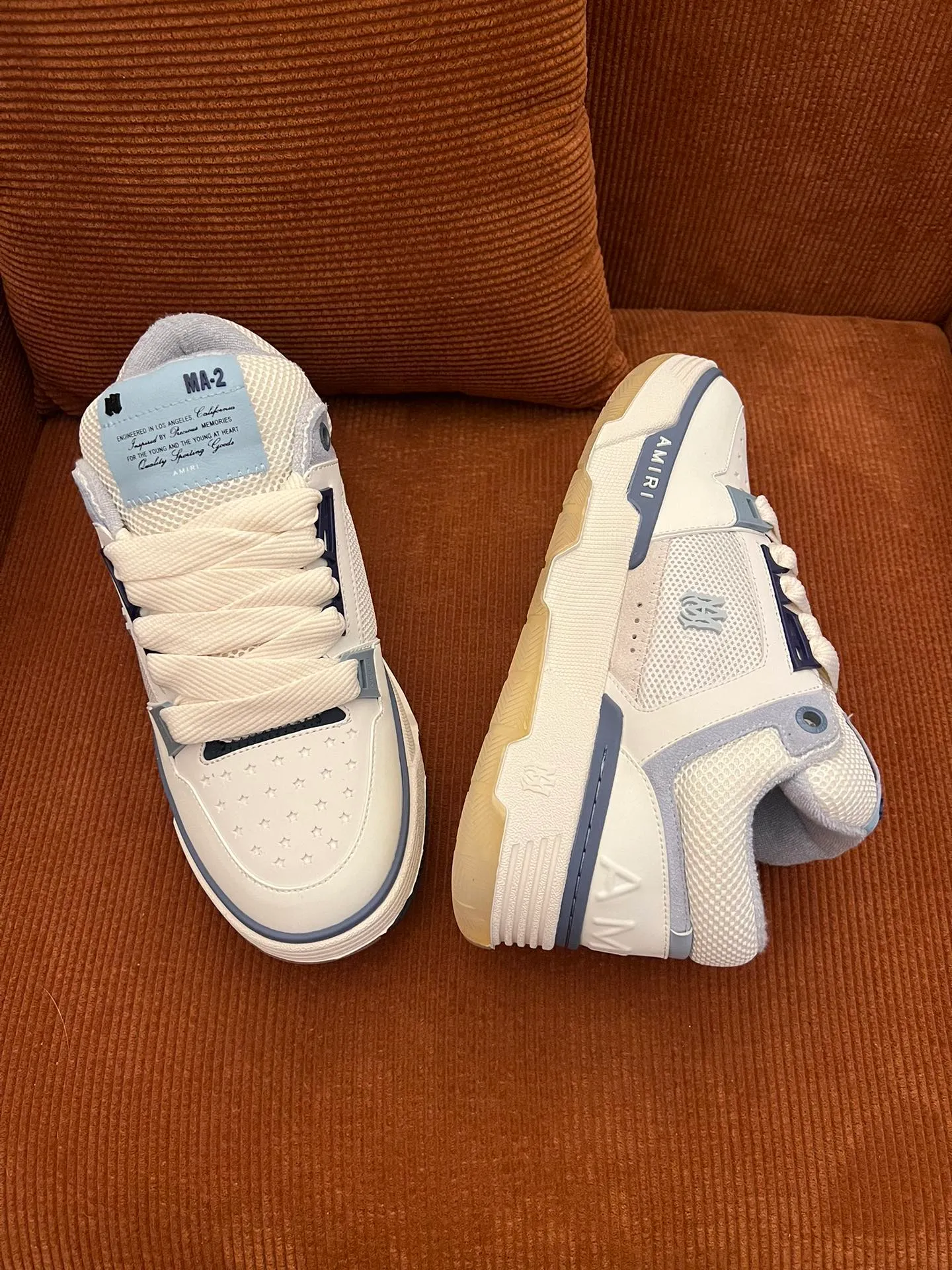 p620💰Men's shoes Amiri Emile's 2023 spring and summer new MA-1 bread shoes, couple models, casual sports shoes, sneakers Amiri gave up the rock punk style in the new season and used a large number of unsaturated colors, Morandi tones, whether you see or wear them, it will make people very happy. The large tongue of the bread shoes continues, shortens the length of the shoe body, thickens the midsole, and the toe part is more rounded. Amiri's brand letters and MA logo appear on the side of the shoe. Fabric: Original customized imported first-layer cowhide + mesh. Lining: Original customized breathable towel lining. Outsole. Foam combination material. Bottom thickness: 4CM. Size: Men's 39-45